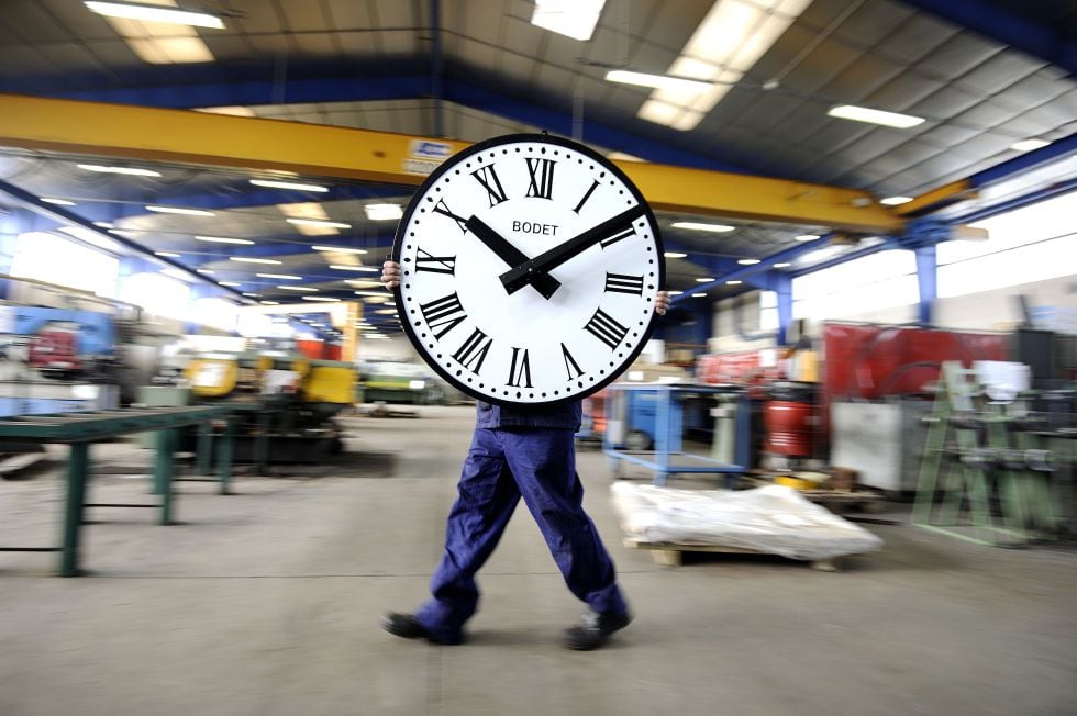 Un empleado de la compañía Bodet transporta un reloj en Trementines (Francia).
