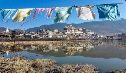 Este impresionante monasterio budista, conocido también como el pequeño Potala, se alza a las afueras de la ciudad de Shiangri La. En él se inspiró James Hilton para escribir 'Horizontes perdidos'. Es el más grande e importante de la provincia de Yunnan y cuenta con más de 400 monjes y un pueblo tibetano rodeándolo, donde viven los trabajadores y los propios monjes.