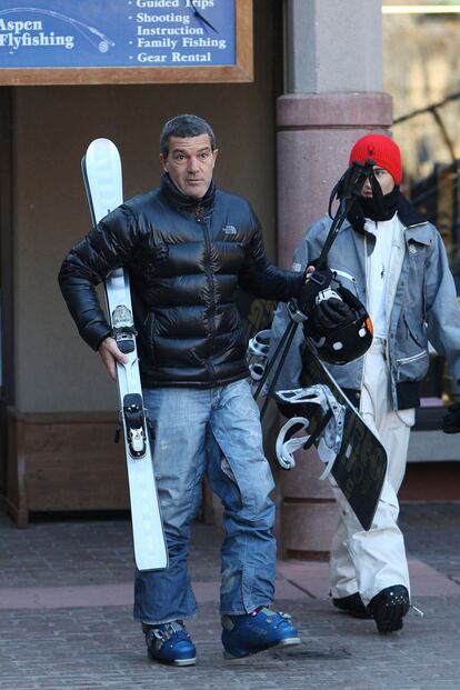 Antonio Banderas disfruta de sus vacaciones de esquí en Aspen. Ha sido de los primeros en llegar.