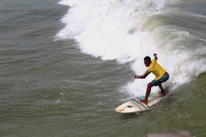 Daiver (15 años) surfea las olas del mar Caribe. El niño que inspiró a Pedro Salazar debido a que no estaba en la escuela y presentaba un aspecto descuidado, es el mejor de la fundación en la modalidad.