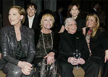 El director Blake Edwards rodeado de las actrices Julie Andrews, Elke Sommer, Bo Derek, Kathleen Quinlan y Marilu Henner.