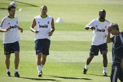 José Mourinho, junto a Lass y Benzema (a la izquierda) en una sesión preparatoria.