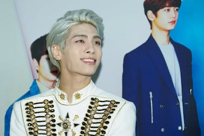 <p><strong>Su legado.</strong> Kim Jong-hyun (1990–2017) fue uno de los miembros de la banda masculina juvenil coreana Shinee, la primera de su tipo en volverse famosa globalmente. Eran estrellas en Corea del Sur, fueron incluidos por la revista 'Forbes' entre las figuras más poderosas del país, dieron el salto a Japón y fueron el primer grupo asiático en actuar en los Abbey Road Studios de Londres. En su país, incluso una marca de agua mineral lleva su nombre e imagen. Su popularidad en Internet hizo que en todo el mundo se multiplicasen admiradores que tienen incluso su propio nombre: los "shawols". ¿Su reclamo? Canciones vibrantes, coreografías imposibles y estilismos que pusieron de moda entre la juventud de su país. Pero detrás, como ocurre a menudo en las bandas de pop surcoreanas, un régimen de trabajo casi militar, la presión por el éxito y la ausencia de amigos y familiares a su alrededor había llevado a Jong-hyun a sufrir una severa depresión.</p> <p><strong>Su muerte.</strong> Kim Jong-hyun fue encontrado sin vida en su apartamento de Seúl el 8 de diciembre de 2017. Se suicidó inhalando el humo de unas briquetas de carbón. Este material usado en Corea del Sur para hacer funcionar estufas antiguas es utilizado a menudo para los suicidios en aquel país, que tiene una de las tasas más altas de la OCDE. El triste caso de Jong-hyun, que dejó una nota en la que decía "estoy roto por dentro", sirvió para reavivar el debate sobre la presión por el éxito en el país asiático. Tenía 27 años. </p>