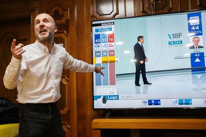 El presidente de Democracia Ourensana, Gonzalo Pérez Jácome, sigue el escrutinio de los resultados electorales, este domingo en Ourense. Este partido de corte populista ha sido la sorpresa de la noche al obtener un representante en el Parlamento gallego, pero no consigue ser llave de Gobierno dados los buenos resultados del PP.