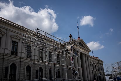 Este viernes, trabajadores erigen el andamiaje para un escenario frente al Palacio Nacional, en espera de los resultados de la elección de este domingo 4 de febrero.