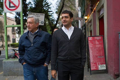 Andrés Manuel López Obrador junto a su hijo Andrés Manuel López Beltrán, en una imagen de archivo.