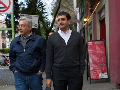 Andrés Manuel López Obrador junto a su hijo Andrés Manuel López Beltrán, en una imagen de archivo.