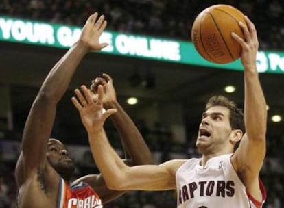Calderón entra a canasta ante la presencia del jugador de los Bobcats Emeka Okafor.