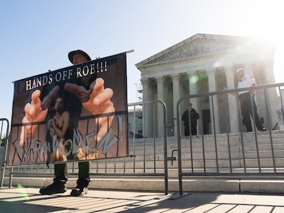 Un activista en favor del aborto, este miércoles a las puertas del Tribunal Supremo en Washington.