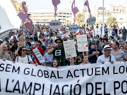 Una de las tres manifestaciones celebradas en Valencia contra la ampliación del puerto.