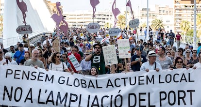 La Comissió Ciutat-Port ha reunido este viernes en las calles de València a representantes de más de 170 colectivos sociales y asociaciones para decir "no" a la ampliación del puerto.