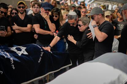 Familiares y seres queridos de una pareja asesinada, este jueves durante el funeral.