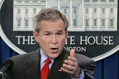 El presidente de EE UU, George W. Bush, gesticula durante la rueda de prensa ofrecida esta tarde en la Casa Blanca.