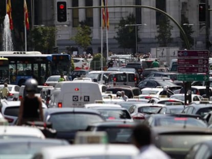 Atasco en la calle de Alcalá, en el centro de Madrid