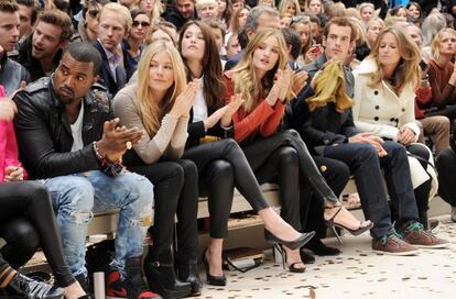 Kanye West donde ning&uacute;n rapero hab&iacute;a ido antes: un desfile de Burberry en 2011. Le acompa&ntilde;an Ellie Goulding, Kanye West, Sienna Miller, Gemma Arterton, Rosie Huntington-Whiteley, Mario Testino, Andy Murray y Kim Sears 