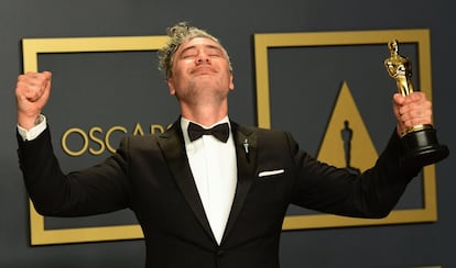 El director Taika Waititi, tras recibir el Oscar por 'Jojo Rabbit'.