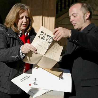 La directora del Patronato de la Alhambra, María del Mar Villafranca (i), acompañada del poeta Luis Muñoz (d), momentos antes de la presentación de la publicación de la edición facsímil de los dos únicos números de la revista 'Gallo' y del suplemento humorístico 'Pavo', ambos impulsados por Federico García Lorca en 1928