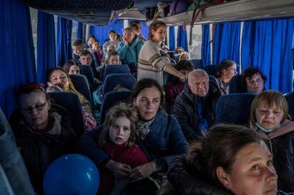 Evacuados ucranios se disponen a cruzar el puesto fronterizo de Medyka, al sureste de Polonia, el lunes. ACNUR, la agencia para los refugiados de la ONU, ha elevado este martes a más 3,9 millones el número de refugiados ucranios que han huido del país por la invasión rusa, que comenzó el 24 de febrero.