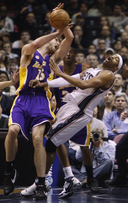 Su debut con los Lakers, ante Carter (5 de febrero de 2008).