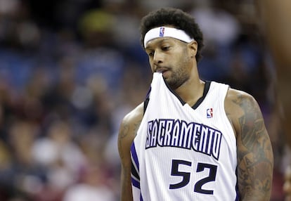 James Johnson, de los Sacramento Kings, muerde su camiseta durante el partido ante Miami Heat