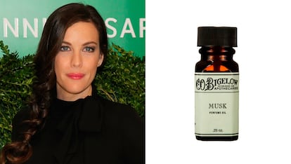 Liv Tyler

Aunque puso imagen a Givenchy, su imprescindible es el C.O Musk Oil de Bigelow, que ha usado durante años: “Te aseguro que cada día cinco personas me preguntan qué llevo. Y eso es todo, aceite de Bigelow. Pongo unas pequeñas gotas en mis dedos, bajo mis brazos y en mi ombligo” explicaba la actriz a Into the gloss.