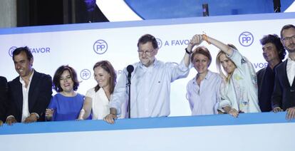 Mariano Rajoy celebra la victoria del PP en las elecciones, este domingo. 