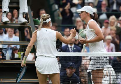 Putintseva y Swiatek se saludan al finalizar el partido.