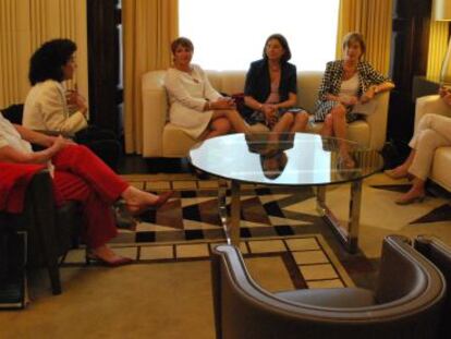 Un momento de la reunión entre Nuria de Gispert y las mujeres Liberales en el Parlament.