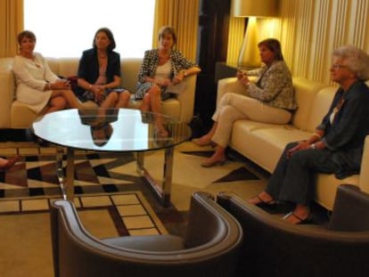 Un momento de la reunión entre Nuria de Gispert y las mujeres Liberales en el Parlament.