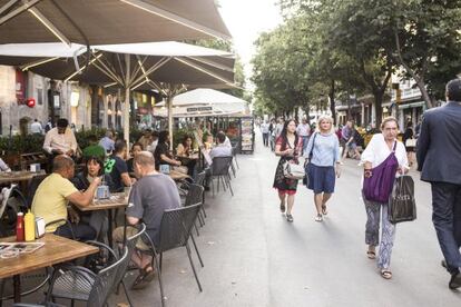 Los peatones y las terrazas conviven en la Rambla de Catalunya de Barcelona.