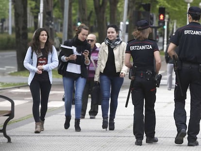 Dos agentes de la Ertzaintza patrullan por las calles de San Sebastián.