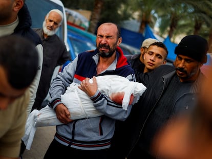 Un palestino llora mientras sujeta el cuerpo de su sobrina Hanan Kaloob, este miércoles en el hospital Nasser en Jan Yunis.