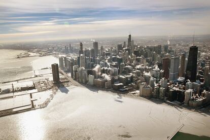 El hielo se acumula a lo largo de la orilla del lago Míchigan.