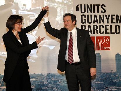 Montserrat Tura levanta anoche la mano del vencedor en las primarias, Jordi Hereu.