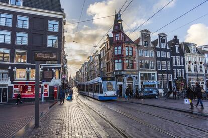 La ruta del tranvía 2 de Ámsterdam figura entre las más bonitas del mundo en su clase, según National Geographic. Así que no es extraño que los locales que utilizan este medio de transporte para ir al trabajo o al colegio lo compartan con miles de turistas que disfrutan del recorrido y se maravillan con el continuo cruce de canales. La plaza Museumplein con el Museo Municipal, el de Van Gogh y el Rijksmuseum, la bulliciosa plaza Leidseplein, y, todo el centro, la calle Leidsestraat, el mercado de las flores, Het Spui, hasta el Palacio de Dam y la Estación Central. Un viaje cuesta 3 euros, pero la web de Turismo de Holanda sugiere comprar un billete diario (por 7,50 euros) que permite al viajero subir y bajar del tranvía cuantas veces quiera. Más información: <a href="https://www.amsterdam.info/transport/" target="_blank">www.amsterdam.info</a>