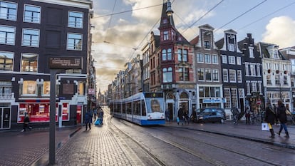 Una calle de Ámsterdam (Países Bajos).