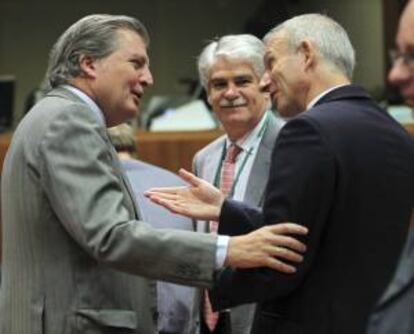 El ministro británico de Asuntos Europeos, David Lidington (dcha), conversa con el secretario de Estado español para la UE, Íñigo Méndez de Vigo, antes del inicio de la reunión sobre las negociaciones del presupuesto plurianual 2014-2020 , en Bruselas (Bélgica). EFE/Archivo
