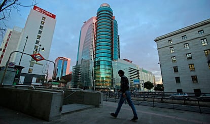 En el centro, la Torre Titania de Madrid, que será la nueva sede de EY.