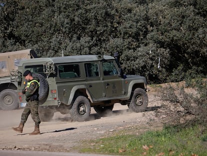 Un militar de la base de Cerro Muriano (Córdoba), en las proximidades del embalse donde se ahogaron el jueves dos militares.