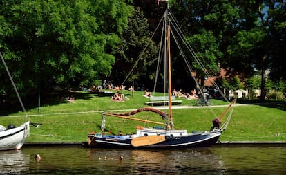 Canal en la ciudad de Leeuwarden (Países Bajos).