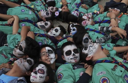 Cientos de personas disfrazadas desfilan durante el tercer desfile de Catrinas y Catrines en Ciudad de México (México). 