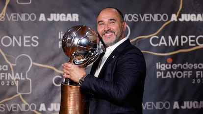 Chus Mateo, con el trofeo de campeón de la ACB.