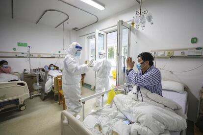 Varios pacientes ingresados por coronavirus en el hospital Jinyintan de Wuhan, designado como centro para enfermos graves. La imagen es del 13 de febrero. Ese día el Gobierno chino registró 254 muertes y más de 15.000 contagios en todo el país. En ese momento la epidemia se había propagado a más de 20 países.