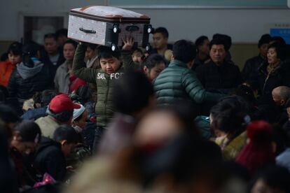 Pasajeros esperan su turno pasa subir a un tren en la estación de Jiaxing (China), el 1 de febrero de 2018.