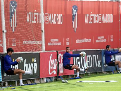 Joao Félix (i), ángel Correa (c) y Álvaro Morata (d), el sábado.. durante la sesión de entrenamientos individualizados en la Ciudad Deportiva Wanda Metropolitano en Majadahonda.