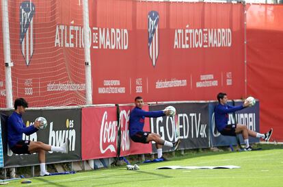 Joao Félix (i), ángel Correa (c) y Álvaro Morata (d), el sábado.. durante la sesión de entrenamientos individualizados en la Ciudad Deportiva Wanda Metropolitano en Majadahonda.