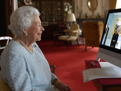 Isabel II habla por videoconferencia en una audiencia virtual con Ferenc Kumin, embajador en Hungría, el pasado día 4.