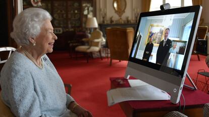 Isabel II habla por videoconferencia en una audiencia virtual con Ferenc Kumin, embajador en Hungría, el pasado día 4.