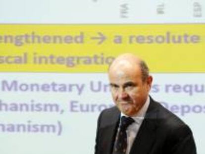 El ministro español de Economía, Luis de Guindos, pronuncia una conferencia en la Escuela Económica de Londres, Reino Unido.
