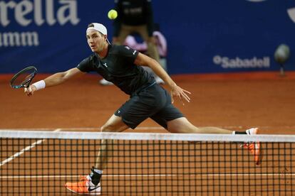 El tenista alemán Jan-Lennard Struff devuelve una pelota al español Roberto Bautista durante el partido de la tercera jornada del Trofeo Conde de Godó en el Real Club de Tenis Barcelona. El partido ha tenido que suspenderse por la lluvia.